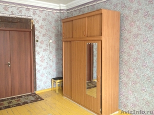 Продам комнату в трехкомнатной квартире, живет только одна бабуля! - Изображение #1, Объявление #866833